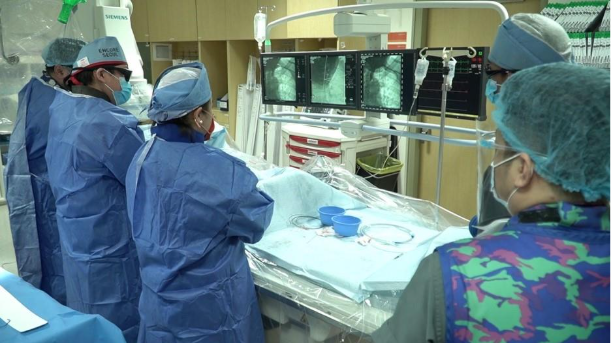 Several people in a operating room
AI-generated content may be incorrect.