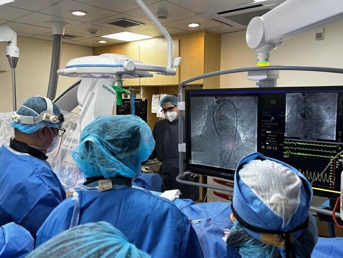 A group of people in scrubs and hats in a room
AI-generated content may be incorrect.
