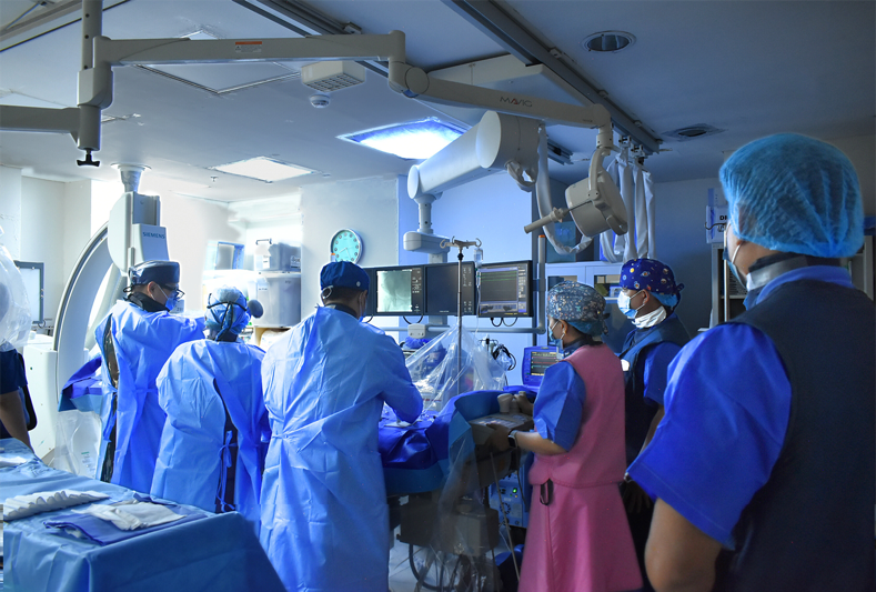 A group of people in a operating room
AI-generated content may be incorrect.