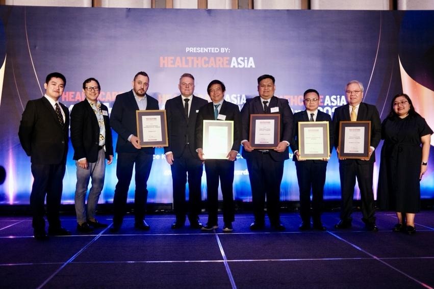 A group of people holding certificates
AI-generated content may be incorrect.