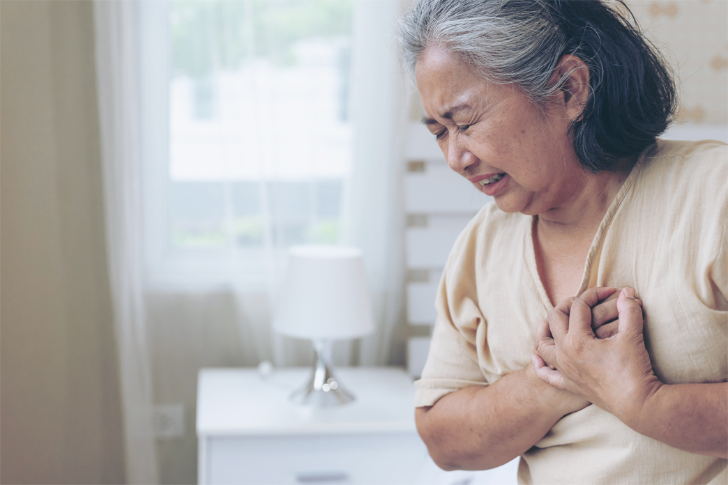 What are the symptoms of a heart attack and what should you do during an emergency?